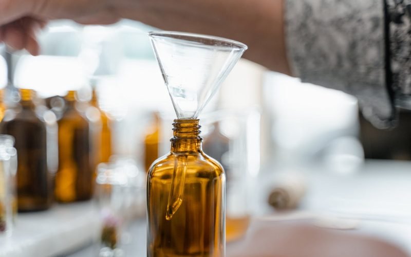 pouring the hair serum in to a bottle